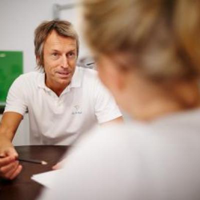 Dr. Alexander Braun im Patientinnengespräch